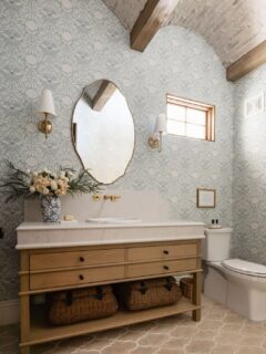 Hand built custom powder room vanity in white oak. Here one large u-shaped / plumber drawer appears as 4 separate drawers. This project was part of a full house remodel with @esbuildersaz and @thelifestyledco Photos from @lifecreated
#customcabinetry #powderroom #powderroomvanity #bluebathroom #madeinaz π΅